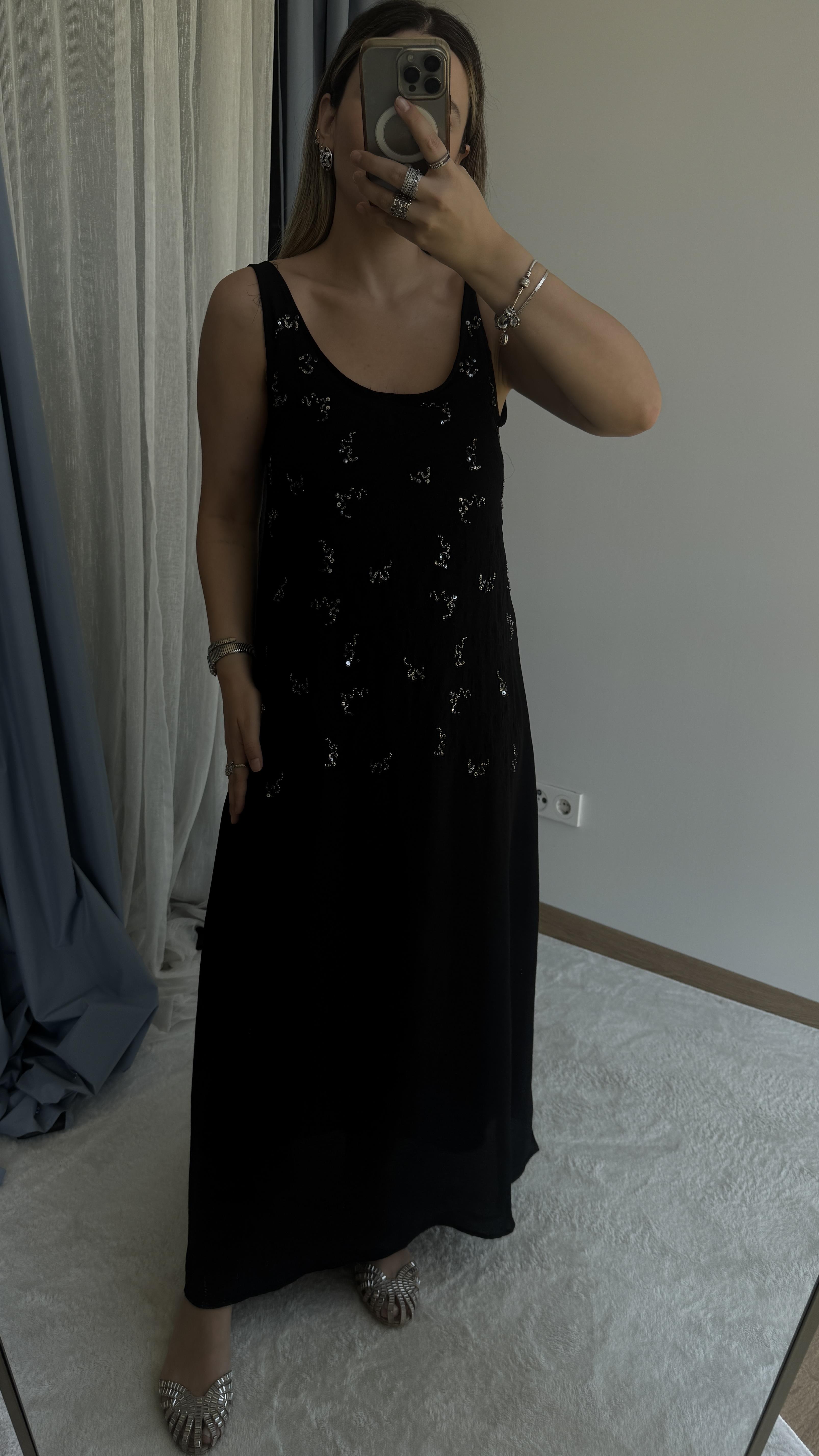 BONCUK İŞLEMELİ SİYAH ELBİSE