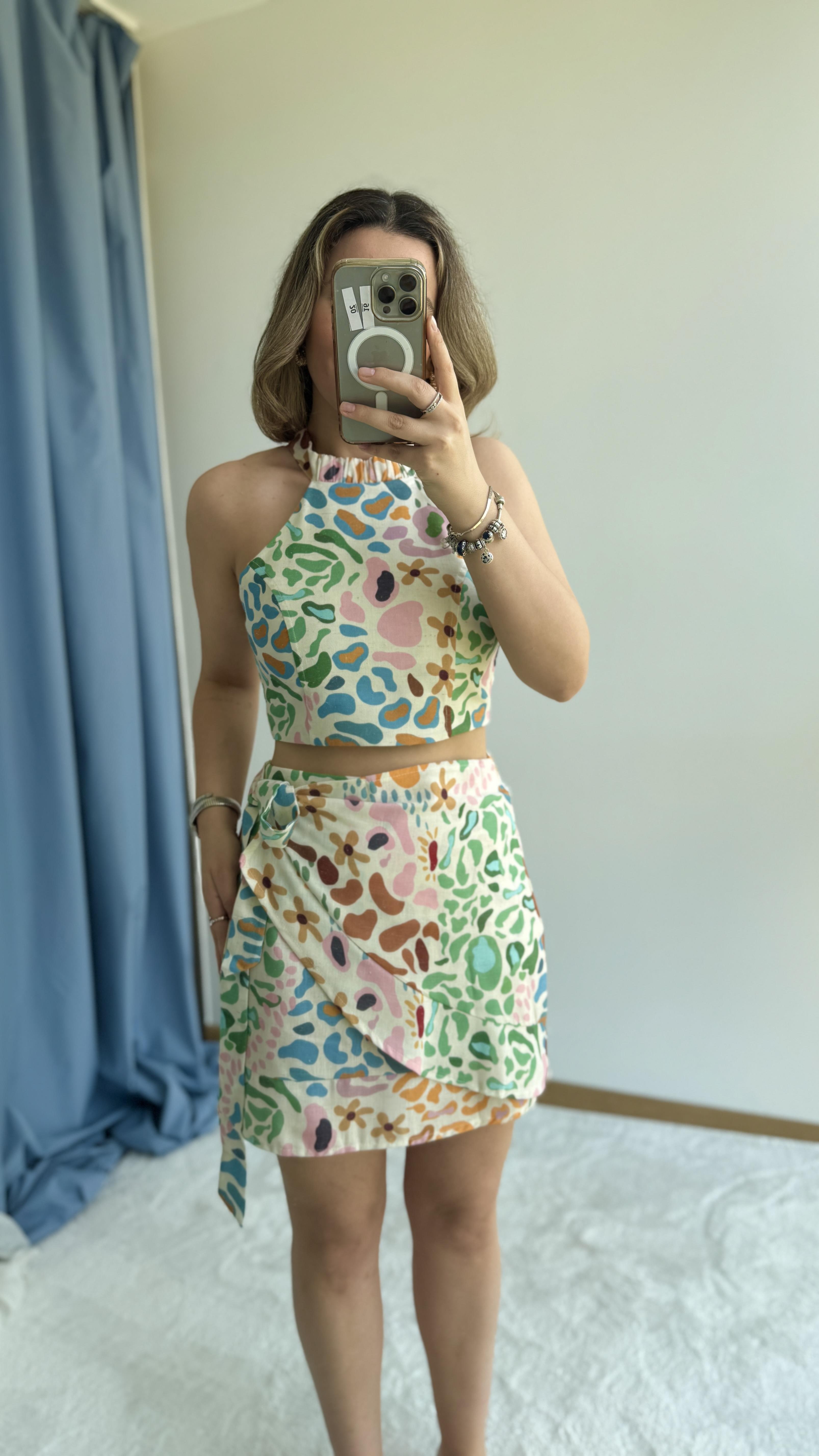 DESENLİ SIRT DEKOLTE BLUZ