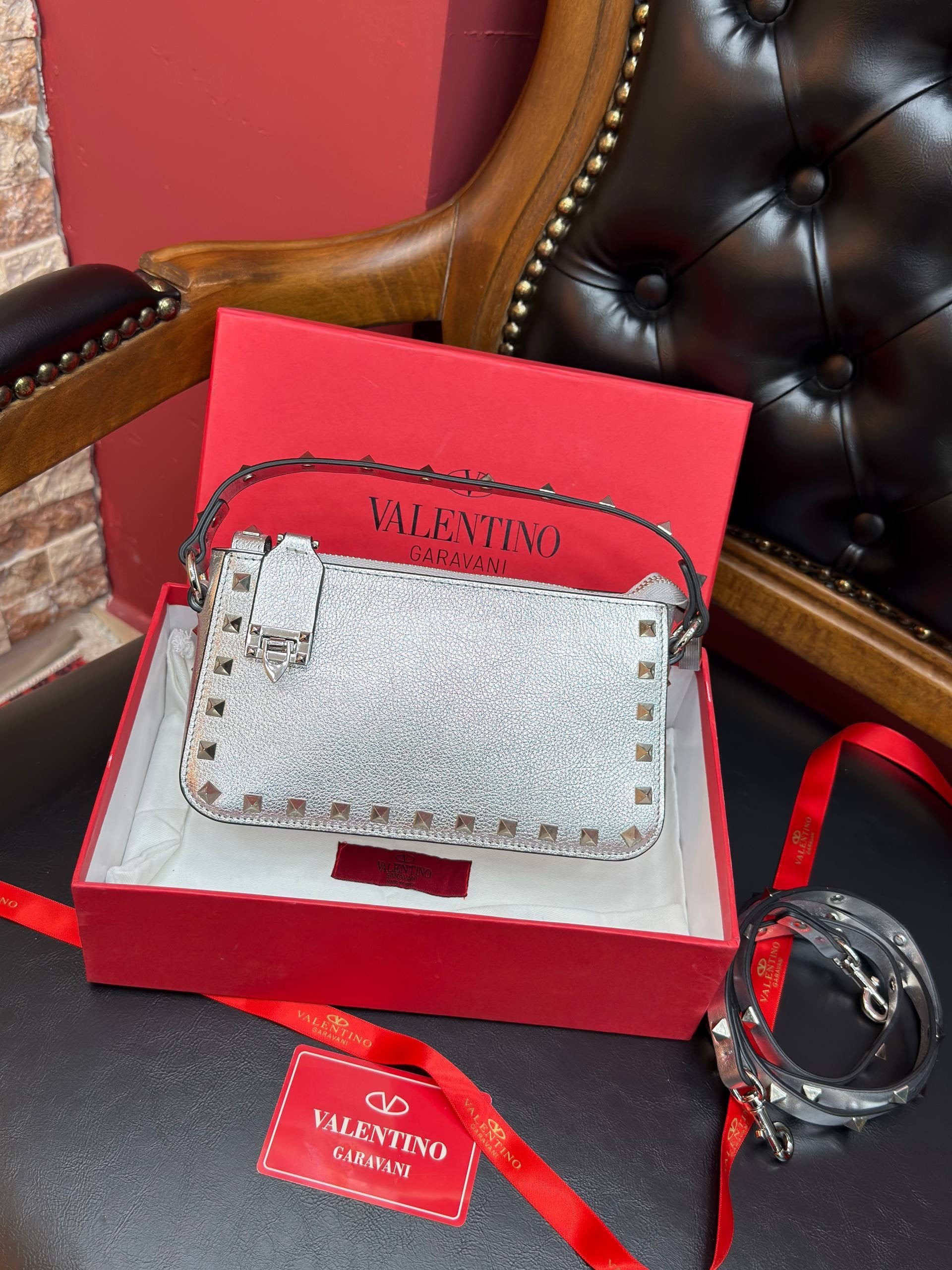 VLNTN ROCKSTUD GÜMÜŞ DERİ ÇANTA