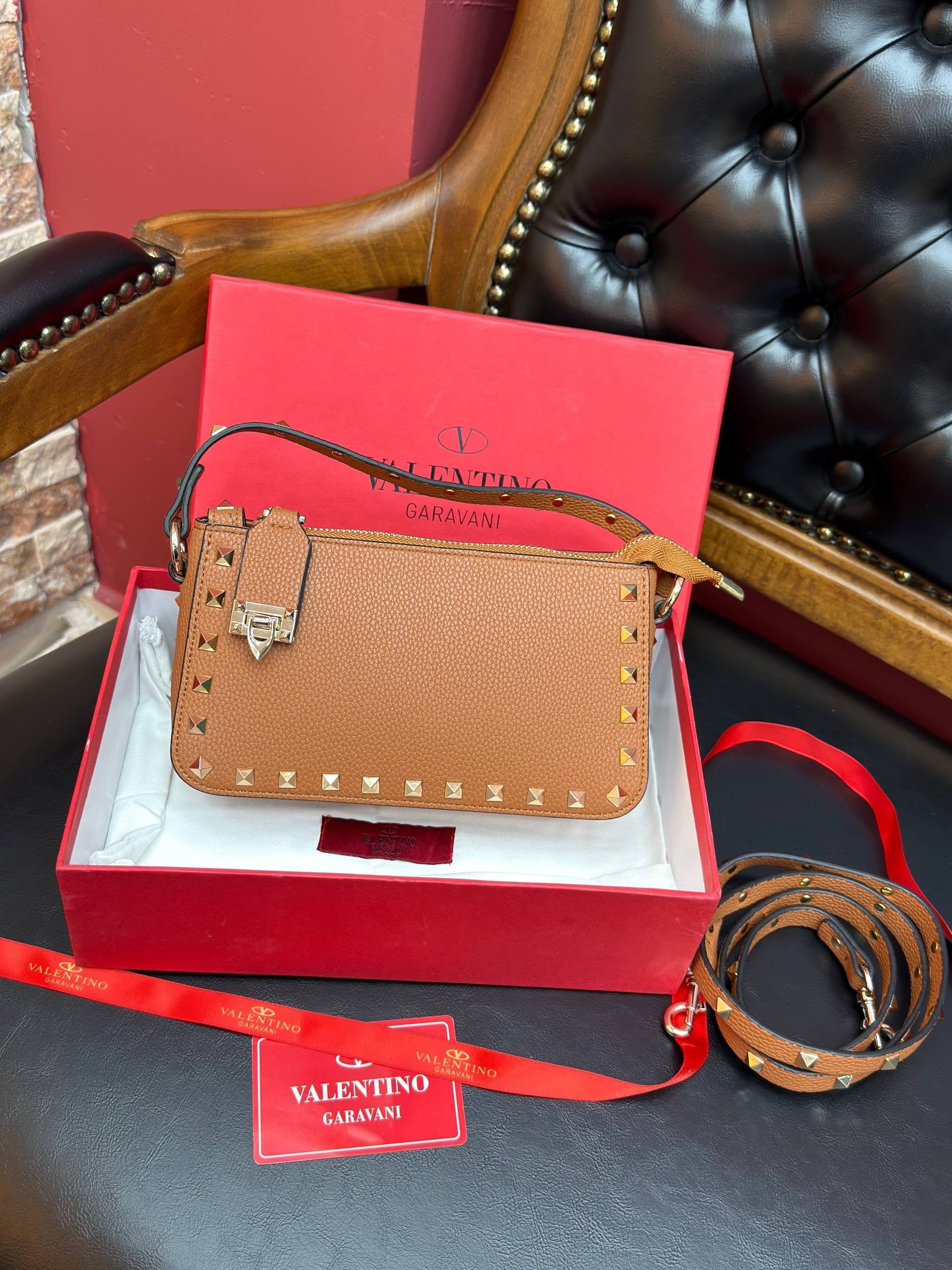 VLNTNO ROCKSTUD KAHVE DERİ ÇANTA