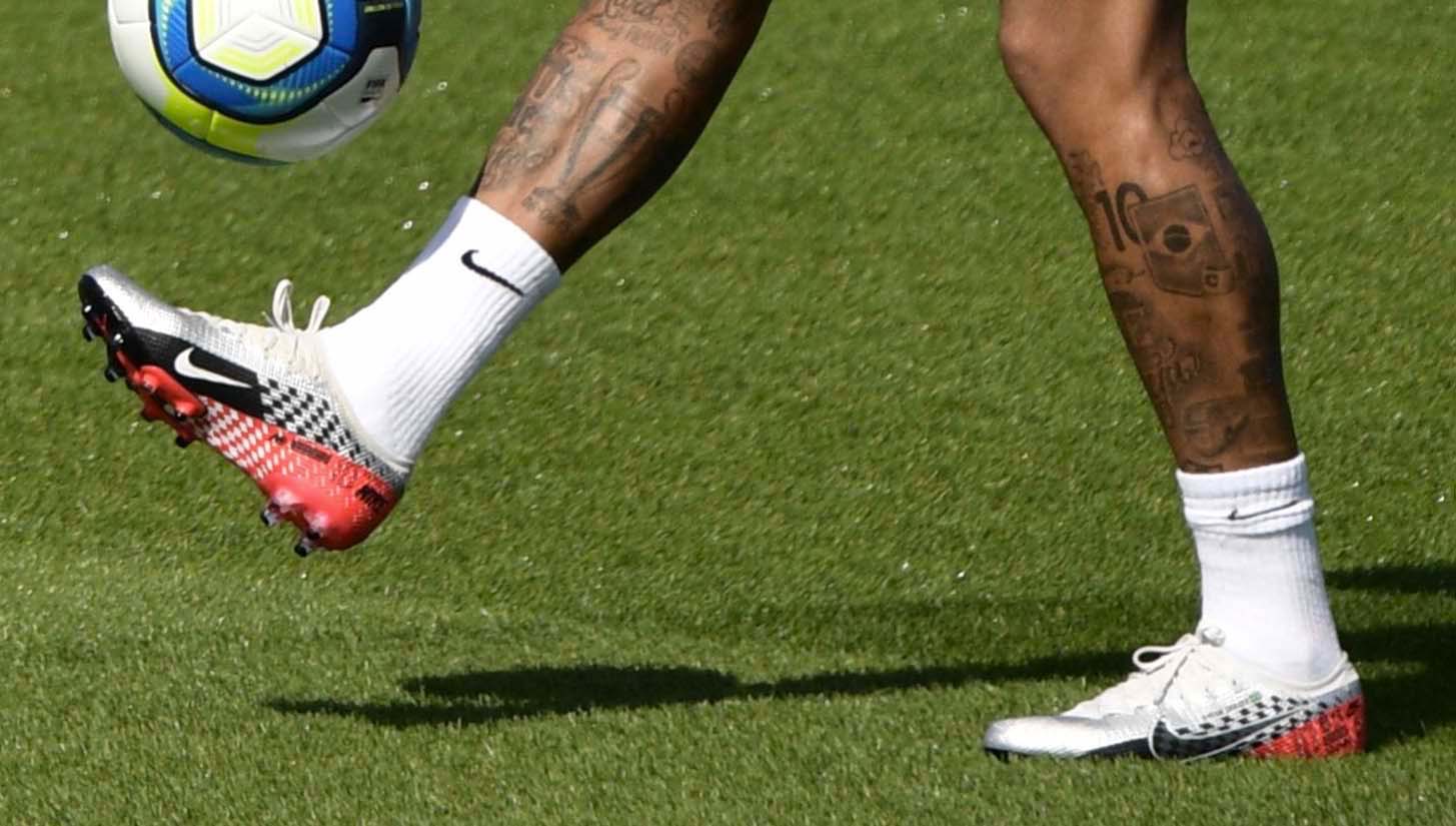 Farklı Zeminlerde Neymar Nike Krampon Dokunuşu