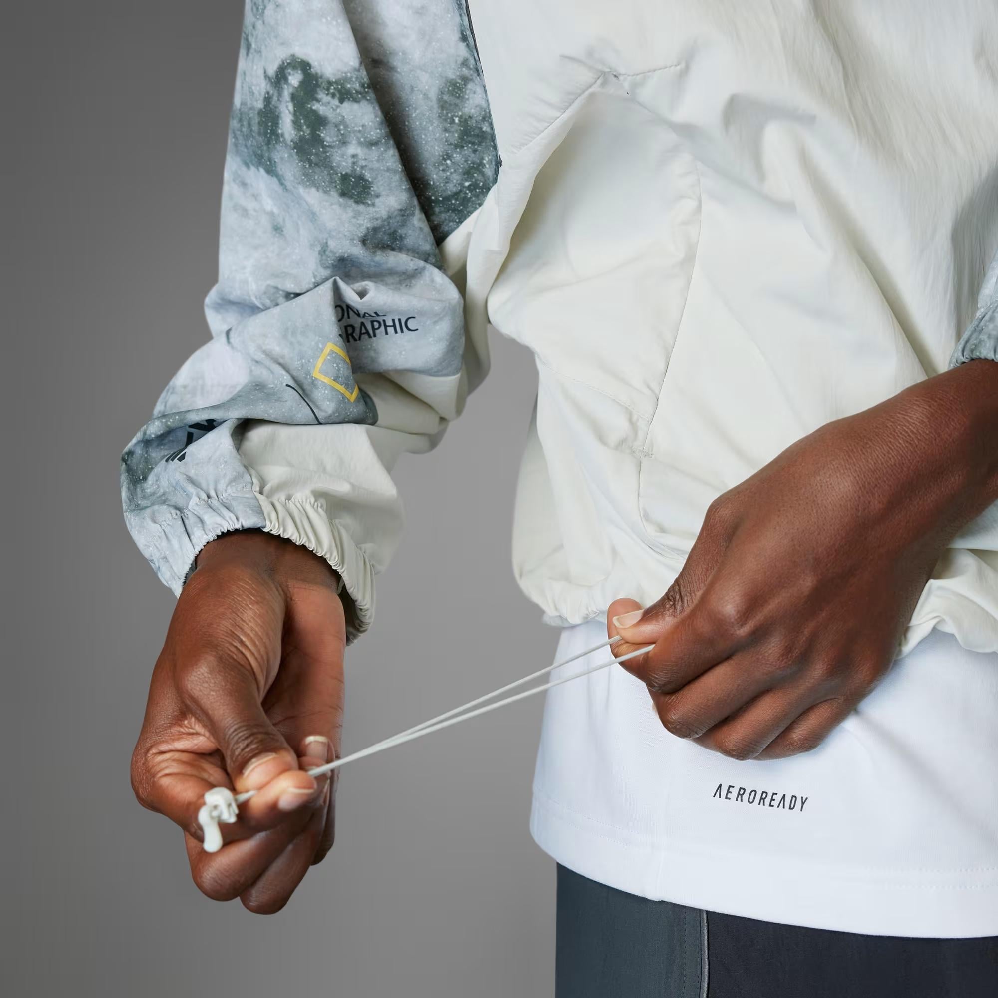 adidas Disney National Geographic Wind.Rdy Kadın Sweatshirt