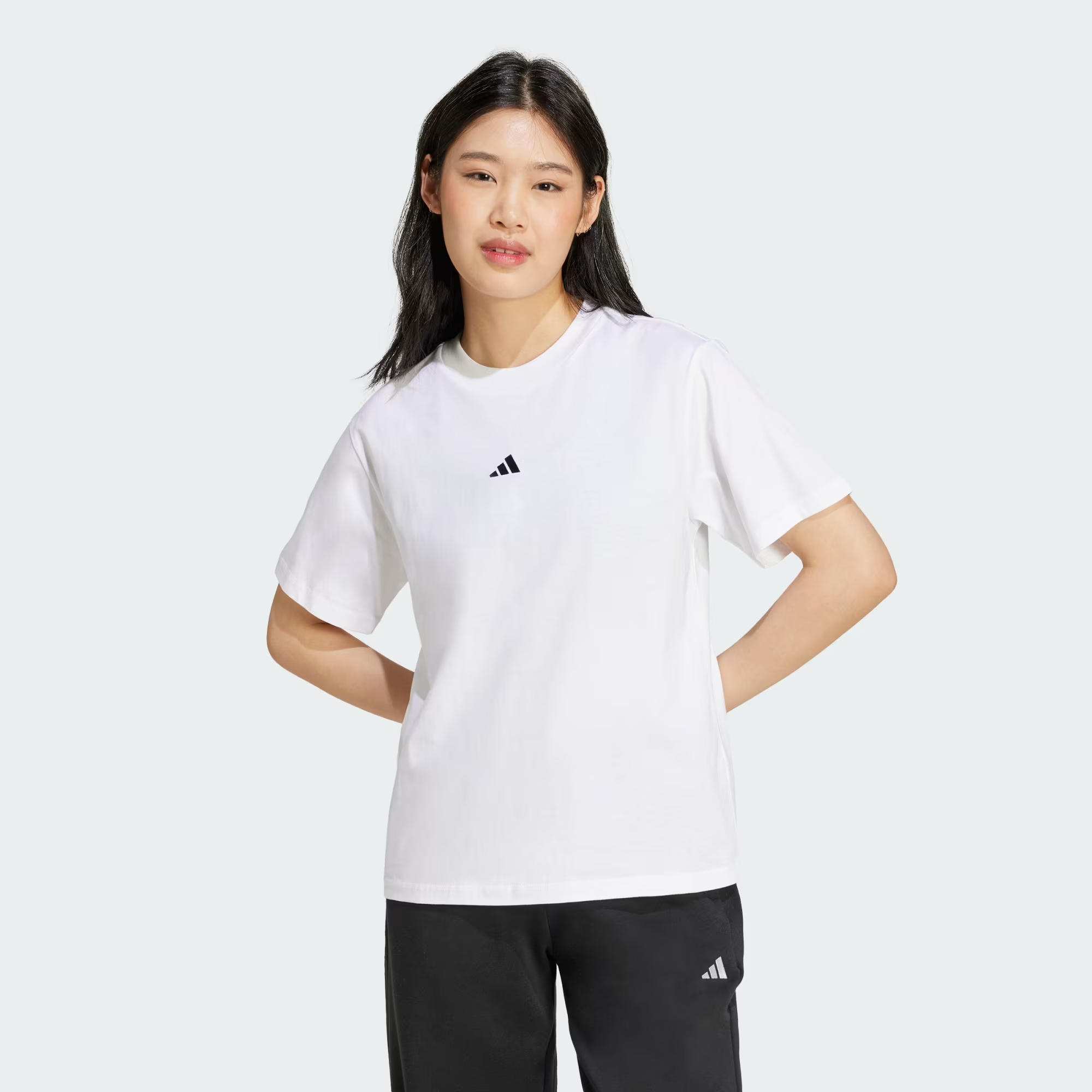 adidas Essentials Small Logo Cotton Kadın Tişört