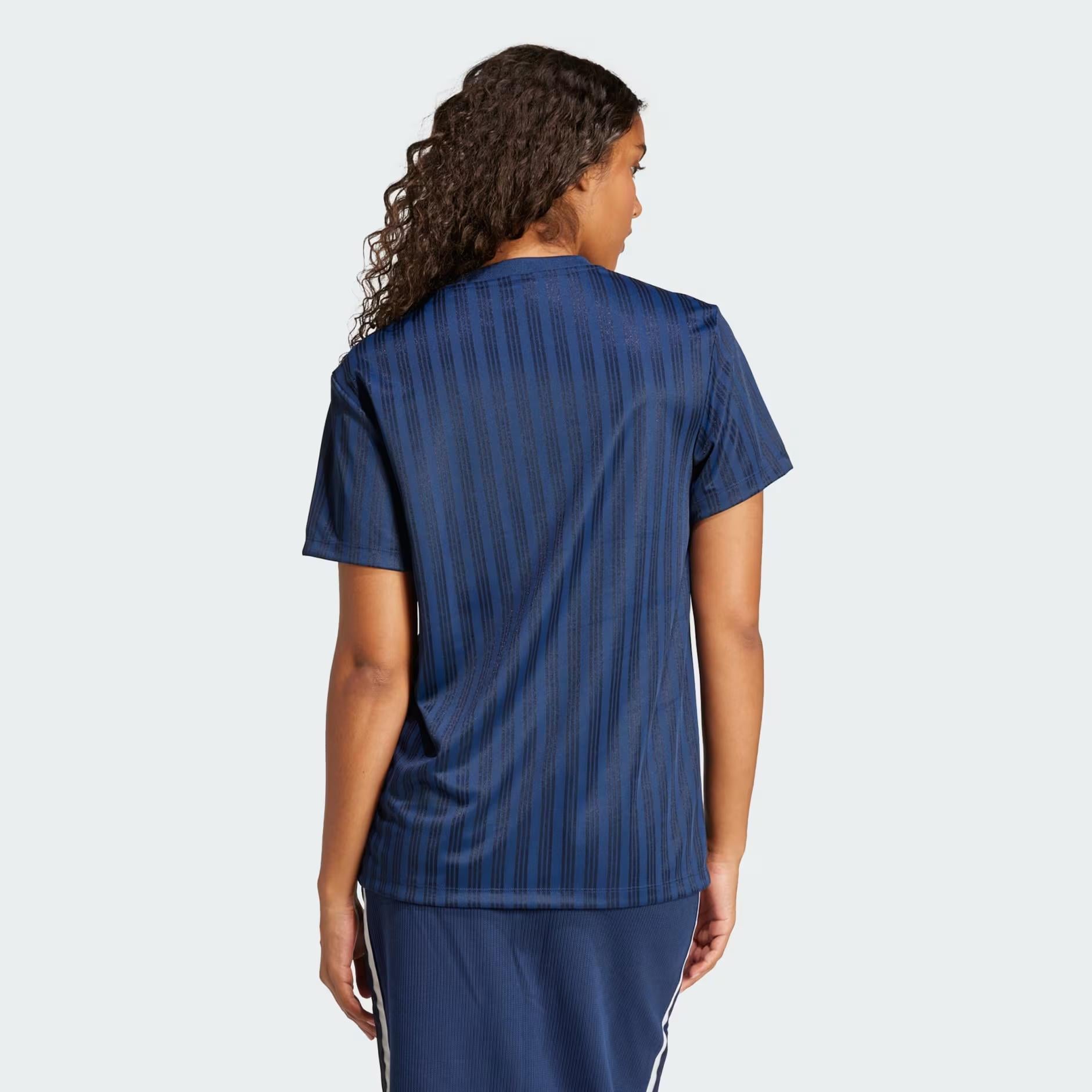 adidas Linear Graphic Boyfriend Kadın Tişört