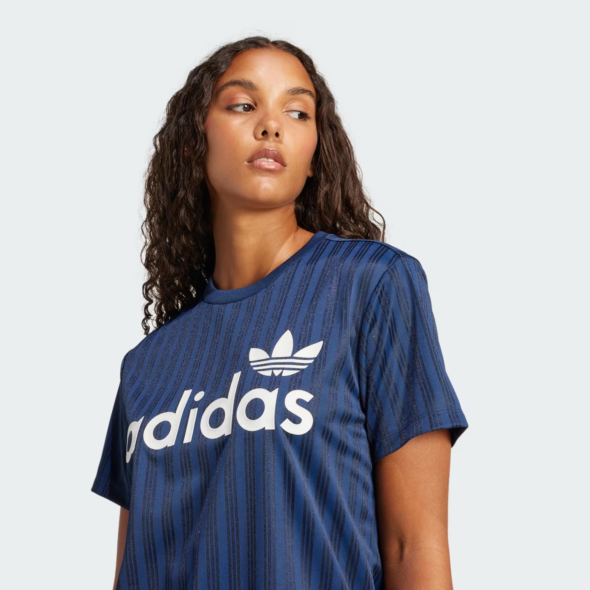 adidas Linear Graphic Boyfriend Kadın Tişört