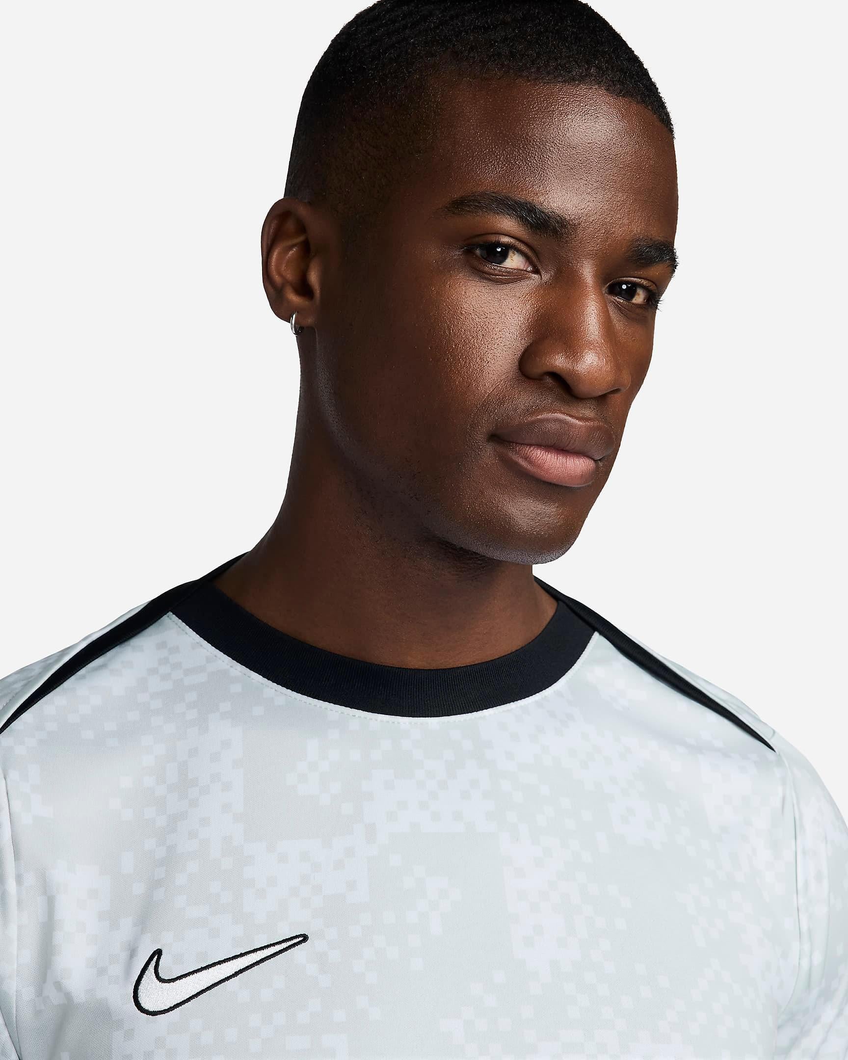 Nike Academy Pro Dri-FIT Erkek Tişört