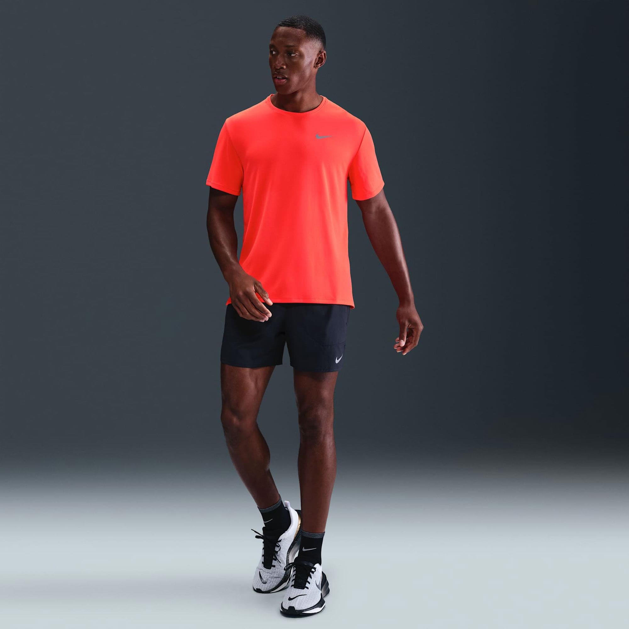 Nike Miler Dri-FIT UV Erkek Tişört