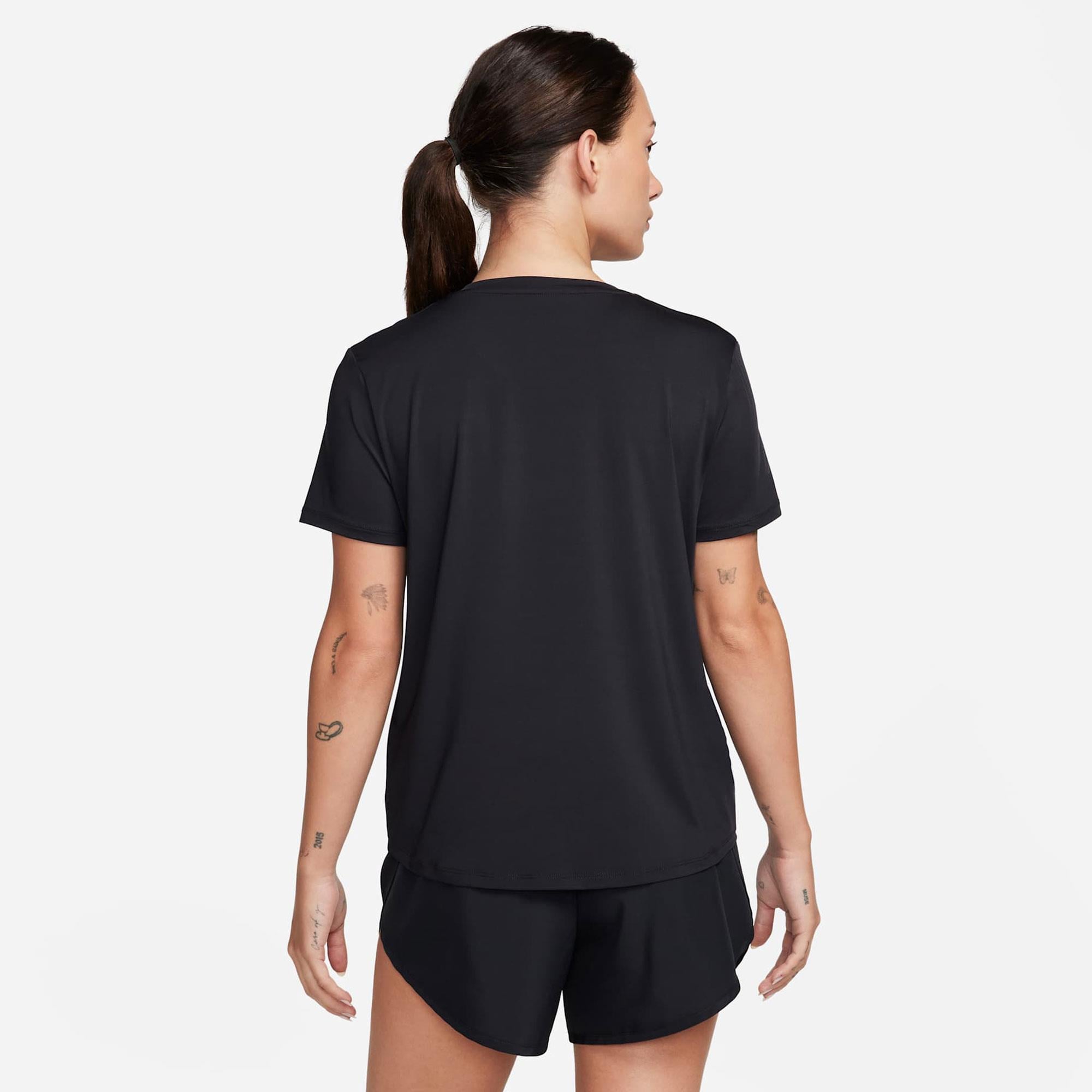 Nike One Classic Dri-FIT Kadın Tişört