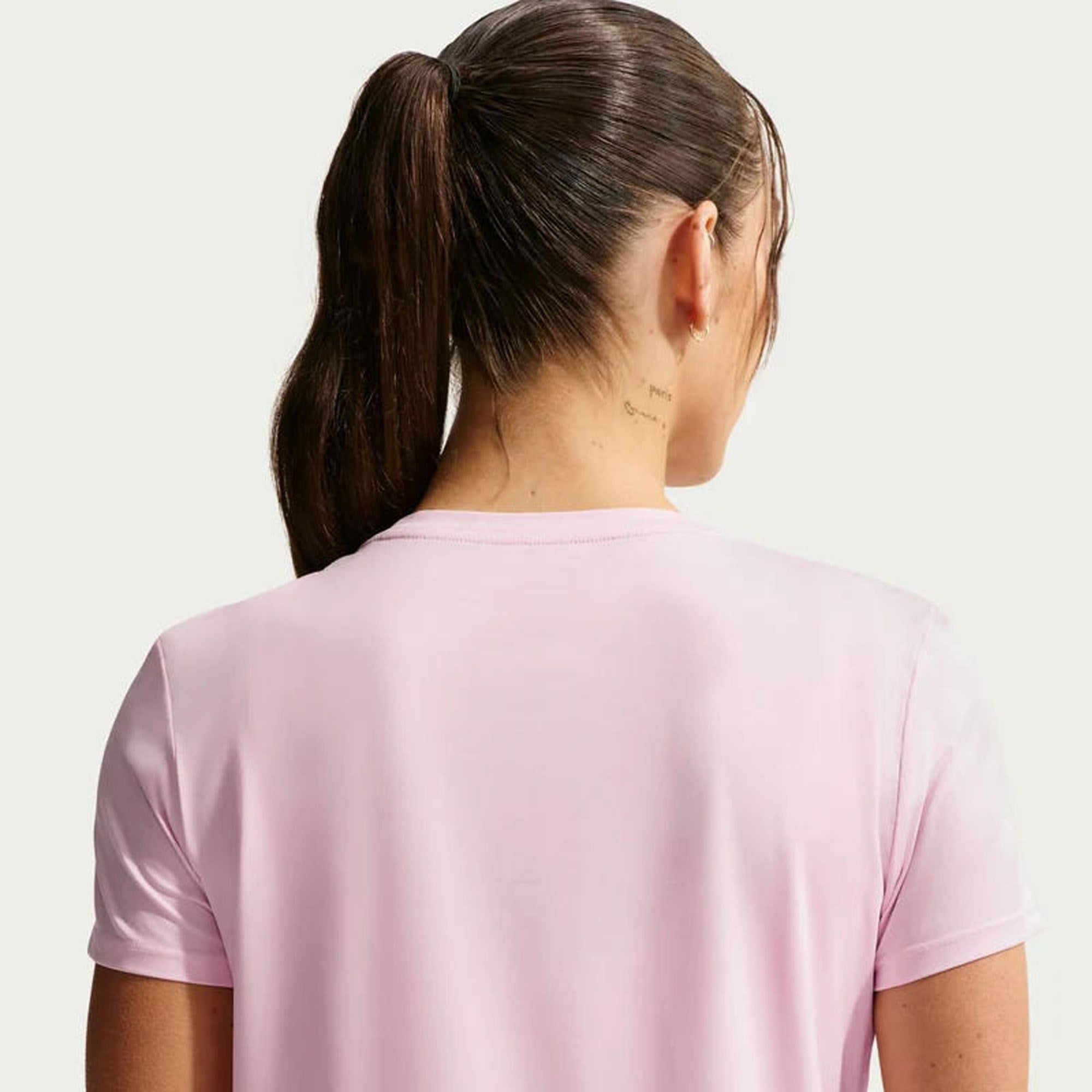 Nike One Classic Dri-FIT Kadın Tişört