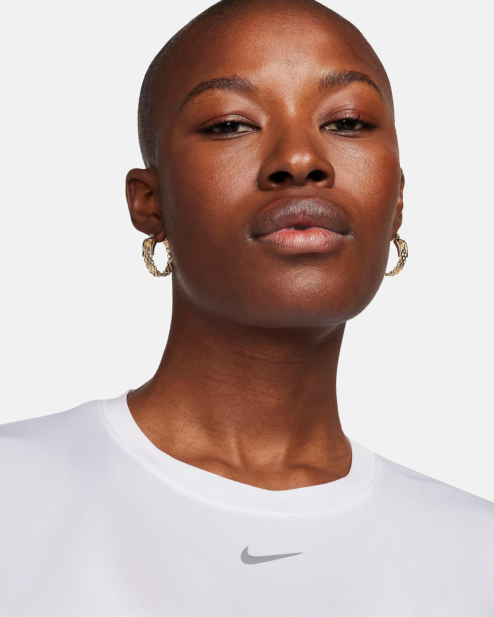 Nike One Classic Kadın Tişört
