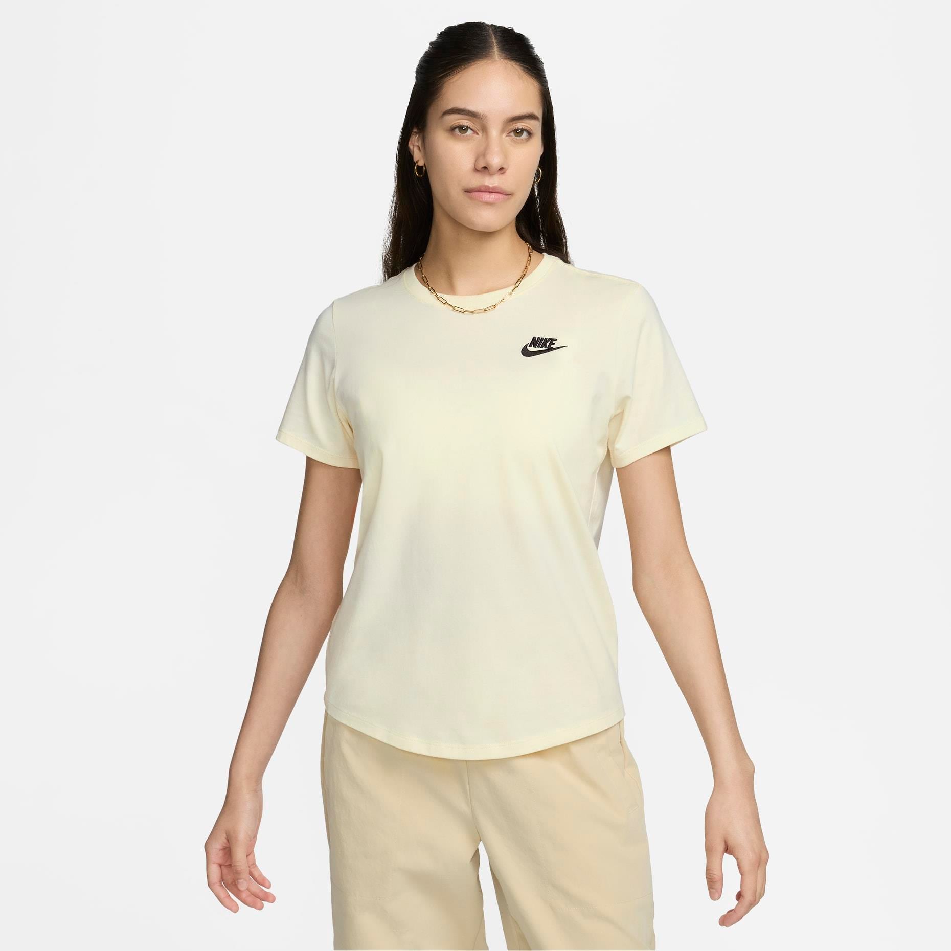Nike Sportswear Club Essentials Kadın Tişört