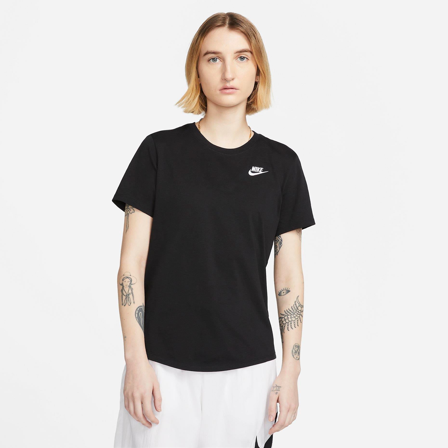 Nike Sportswear Club Essentials Kadın Tişört