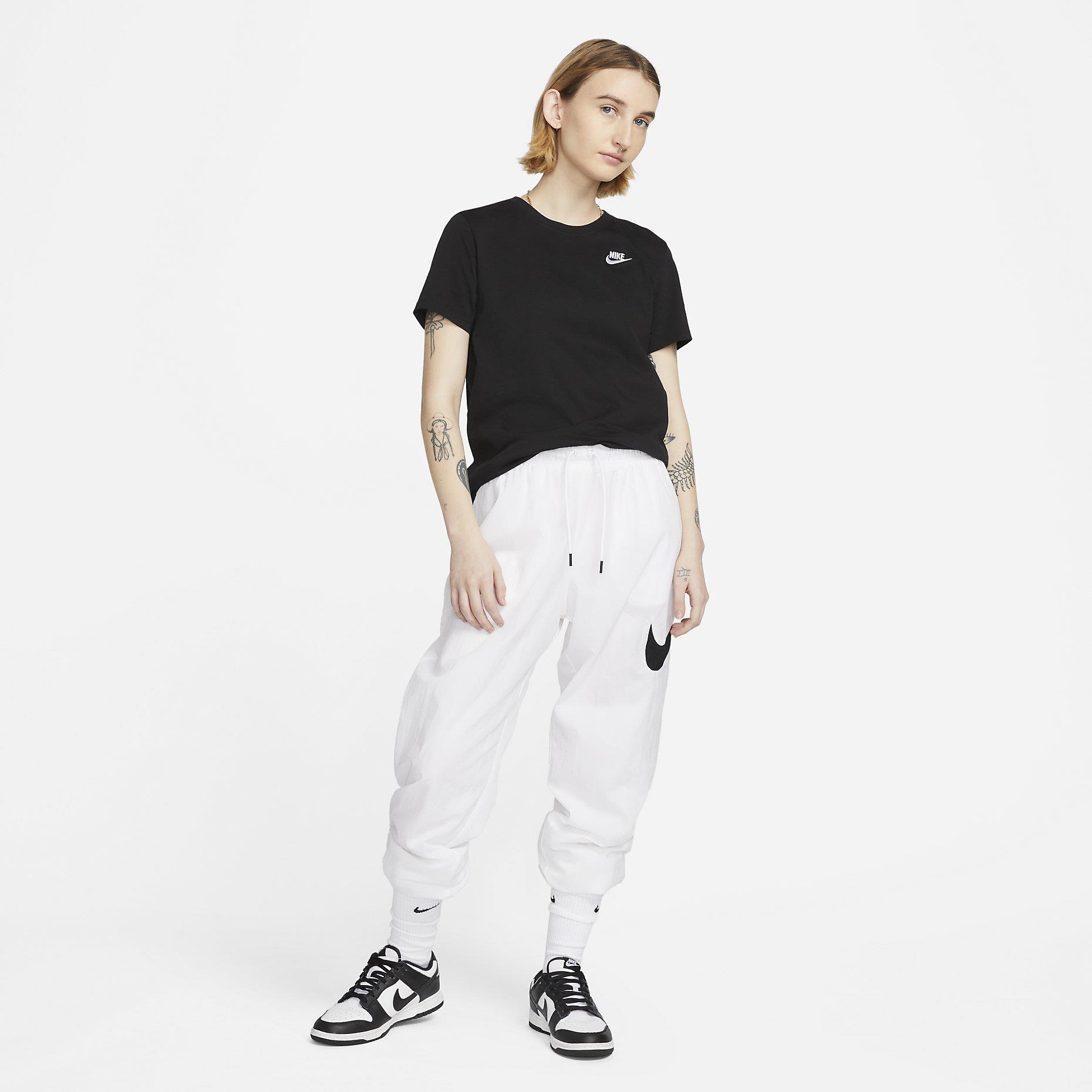 Nike Sportswear Club Essentials Kadın Tişört