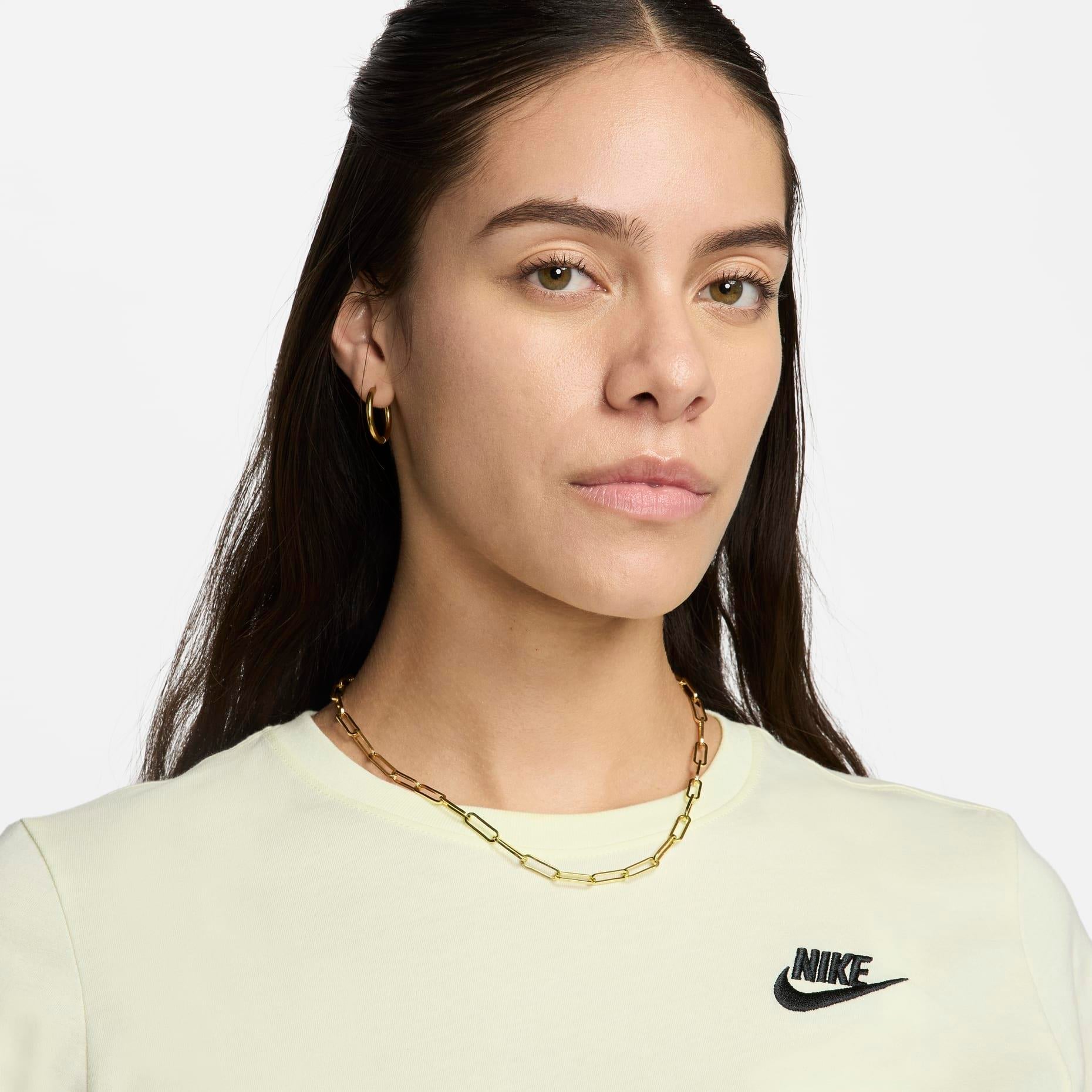 Nike Sportswear Club Essentials Kadın Tişört