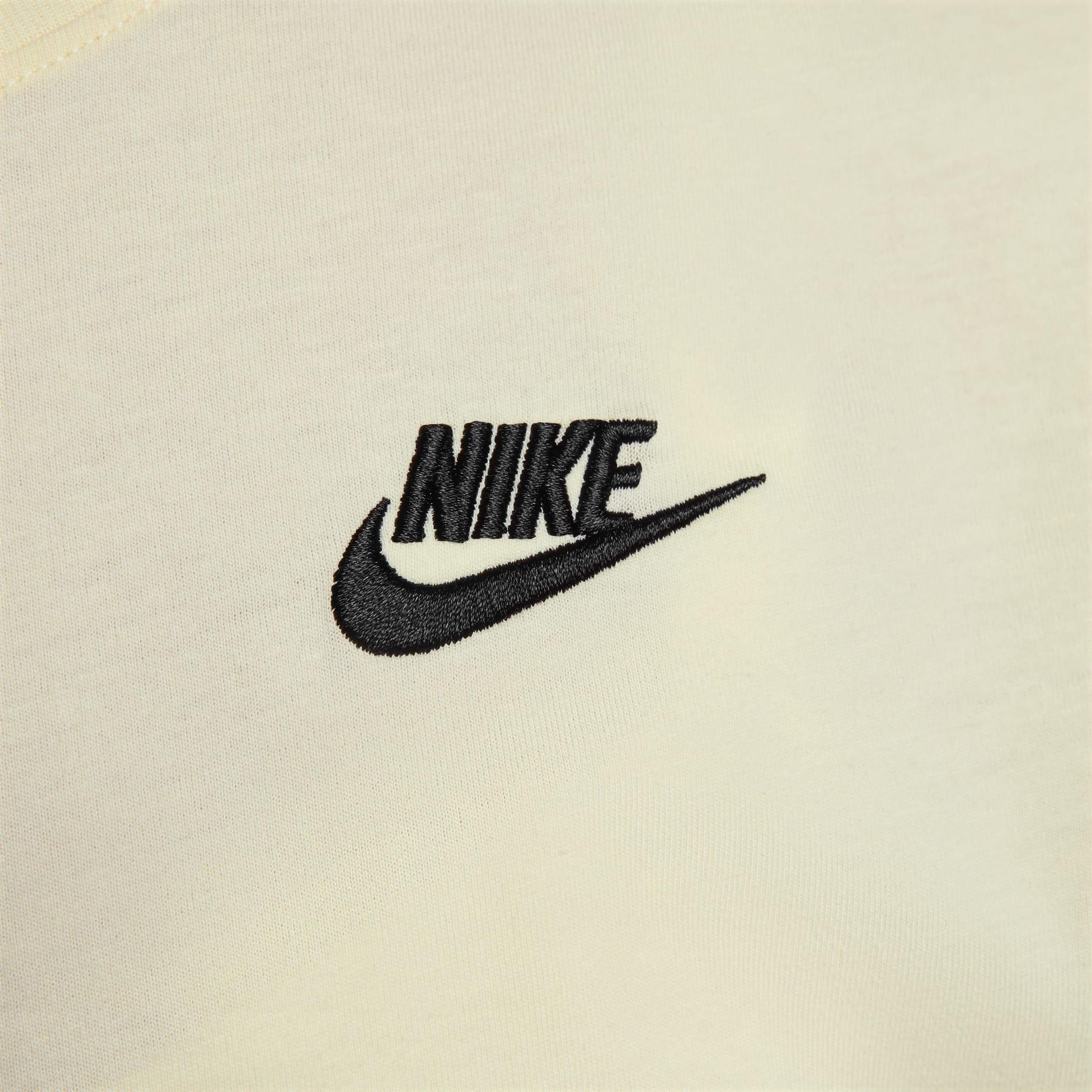 Nike Sportswear Club Essentials Kadın Tişört