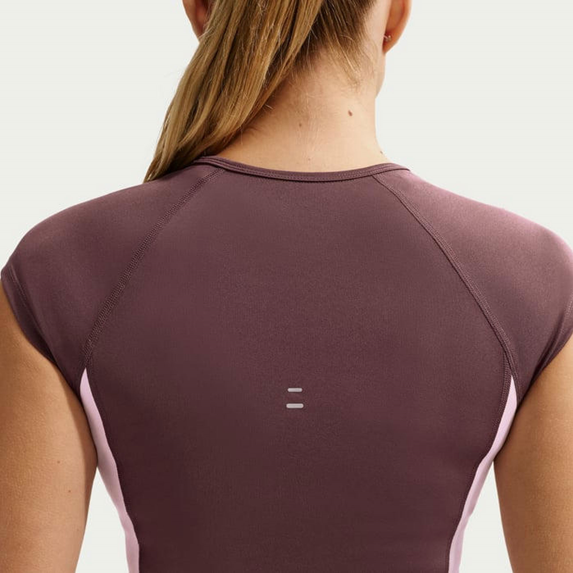 Nike Tempo Swoosh Dri-FIT Kadın Tişört