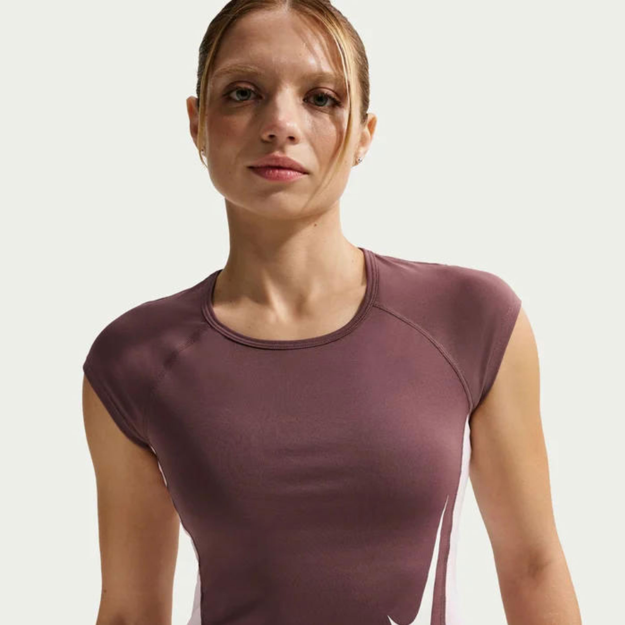 Nike Tempo Swoosh Dri-FIT Kadın Tişört