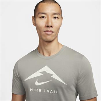 Nike Dri-FIT Trail Logo Erkek Tişört