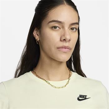 Nike Sportswear Club Essentials Kadın Tişört