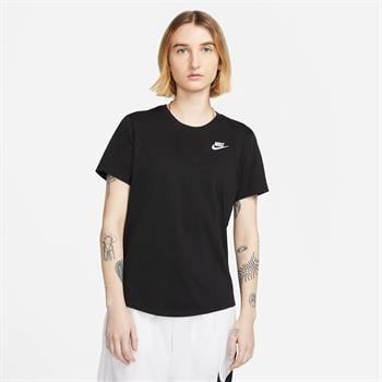 Nike Sportswear Club Essentials Kadın Tişört
