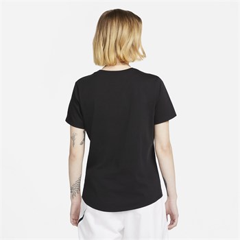 Nike Sportswear Club Essentials Kadın Tişört