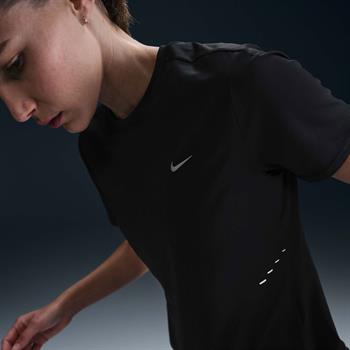 Nike Swift Dri-FIT Kadın Tişört