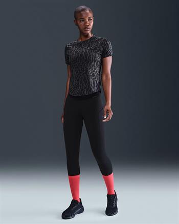 Nike Swift Dri-FIT SS Kadın Tişört