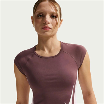 Nike Tempo Swoosh Dri-FIT Kadın Tişört
