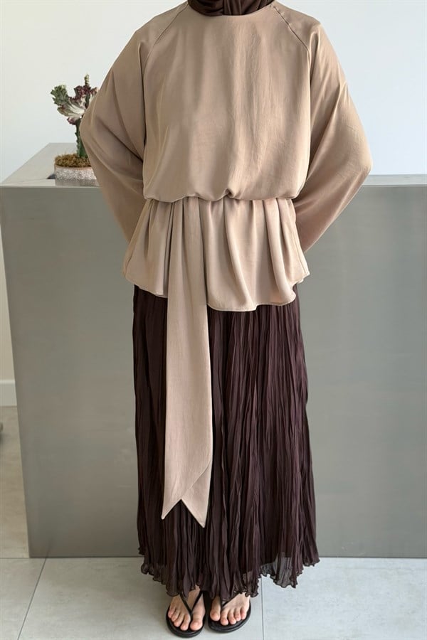 Huda Kuşaklı Saten Bluz Latte