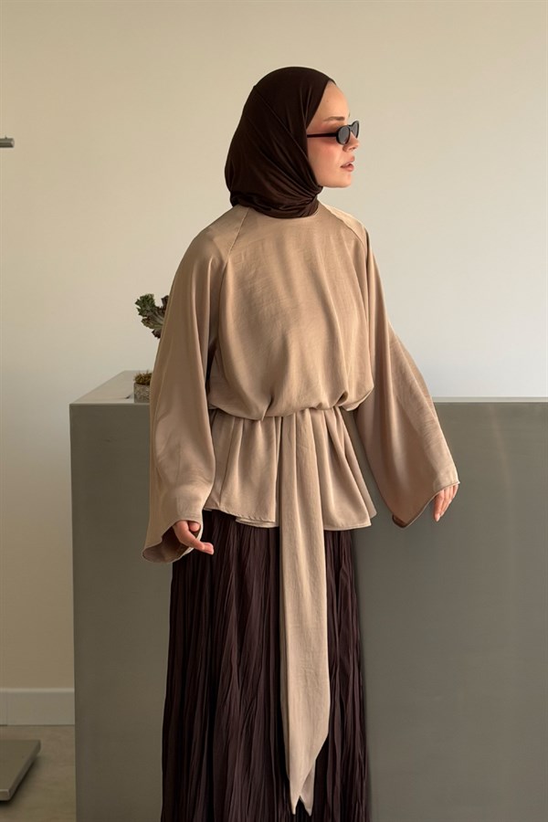Huda Kuşaklı Saten Bluz Latte