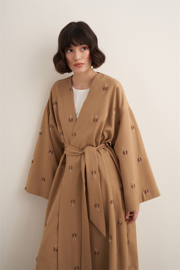 Qamrah Boncuk İşlemeli Uzun Kimono Bej