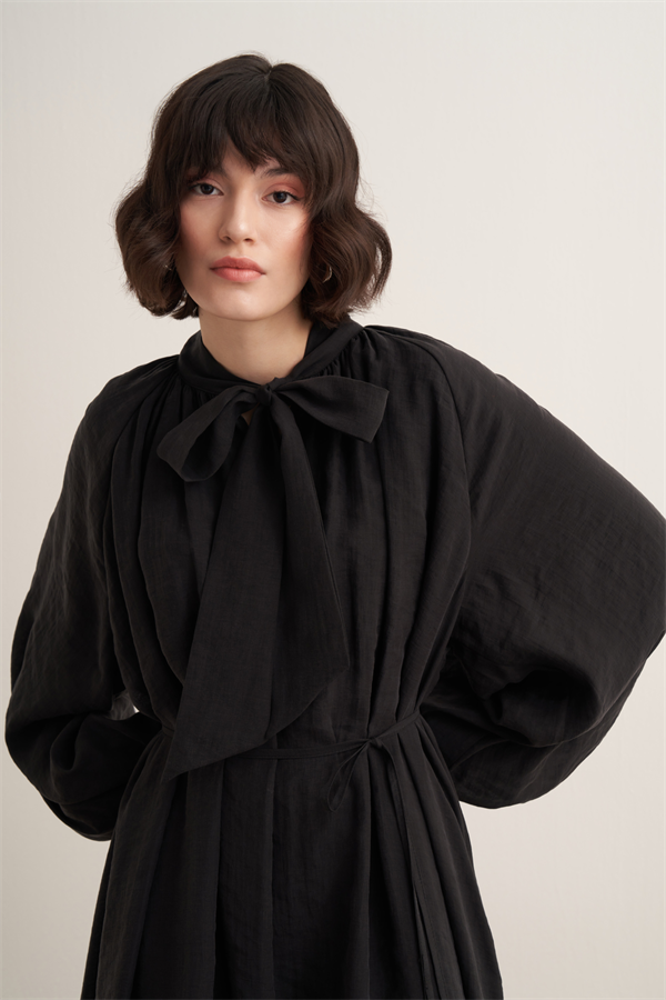 Samira Fular Yaka Dökümlü Elbise Siyah