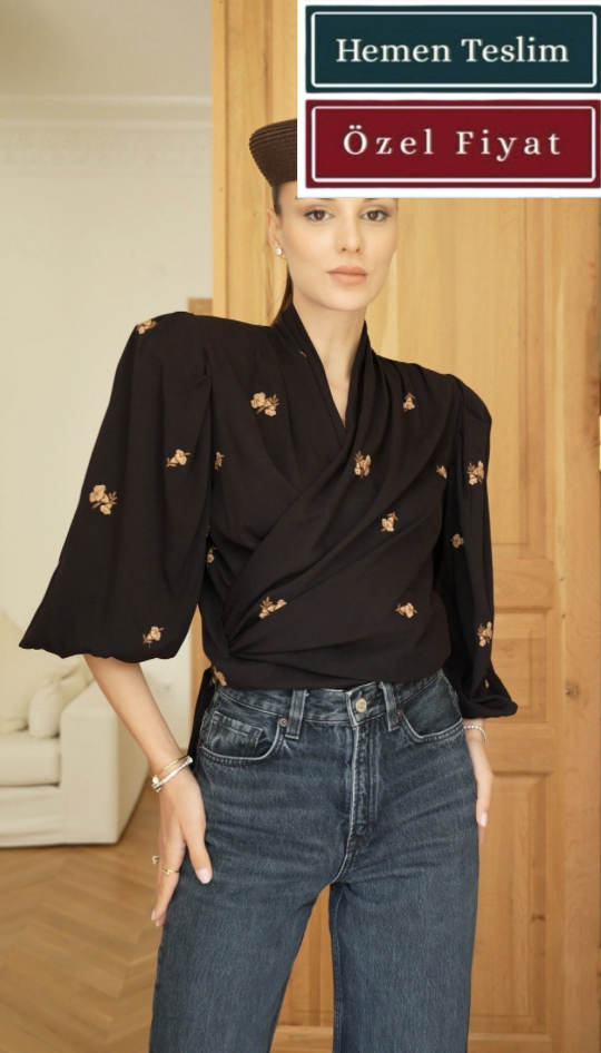 Reglan Vatkalı Nakış Detaylı Siyah Bluz
