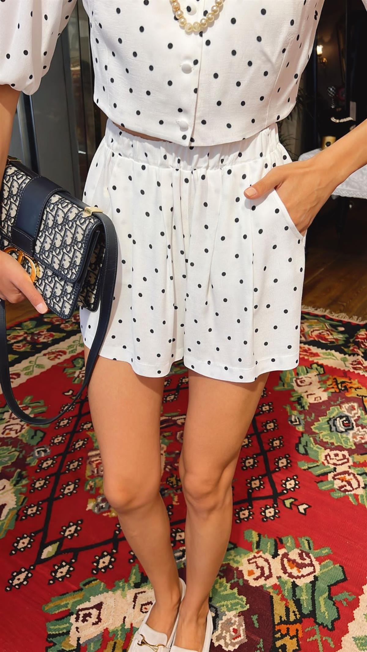 “Şenay” Beyaz Üzeri Minik Puanlı Şort