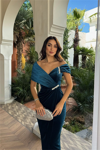 Felicia Omuz Taş Detay Kayık Yaka Kadife Abiye 9361 TURKUAZ