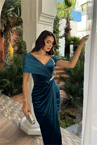 Felicia Omuz Taş Detay Kayık Yaka Kadife Abiye 9361 TURKUAZ