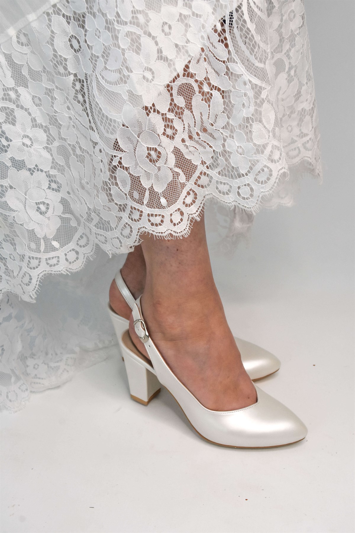 Kadın Sedef Beyaz Renk Arka Açık Önü V Detaylı 8 Cm Kalın Topuklu Abiye  Gelin Ayakkabısı