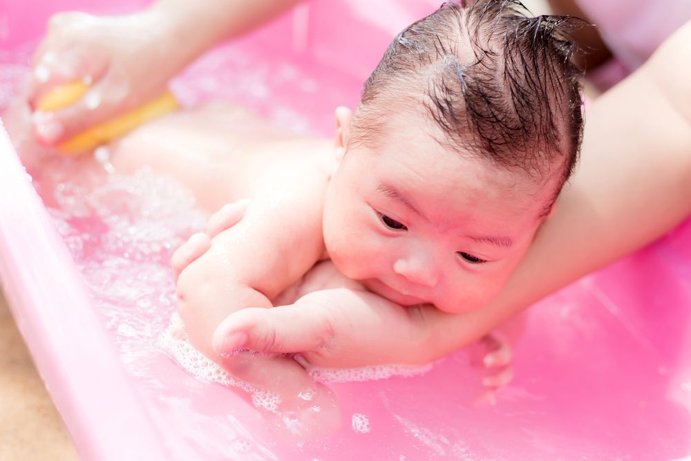 Yeni doğan bebek nasıl yıkanır? (Bebek Banyosu Nasıl yaptırılır)