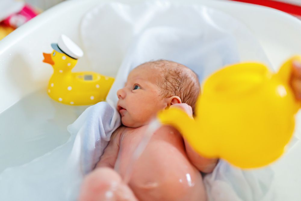 Yeni doğmuş bebek banyosu detayları