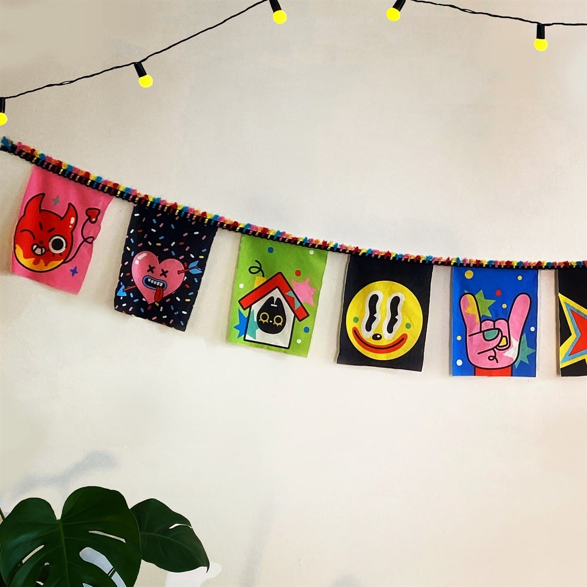 Çılgın Pop Art Renkli Püsküllü Kumaş Bayraklar
