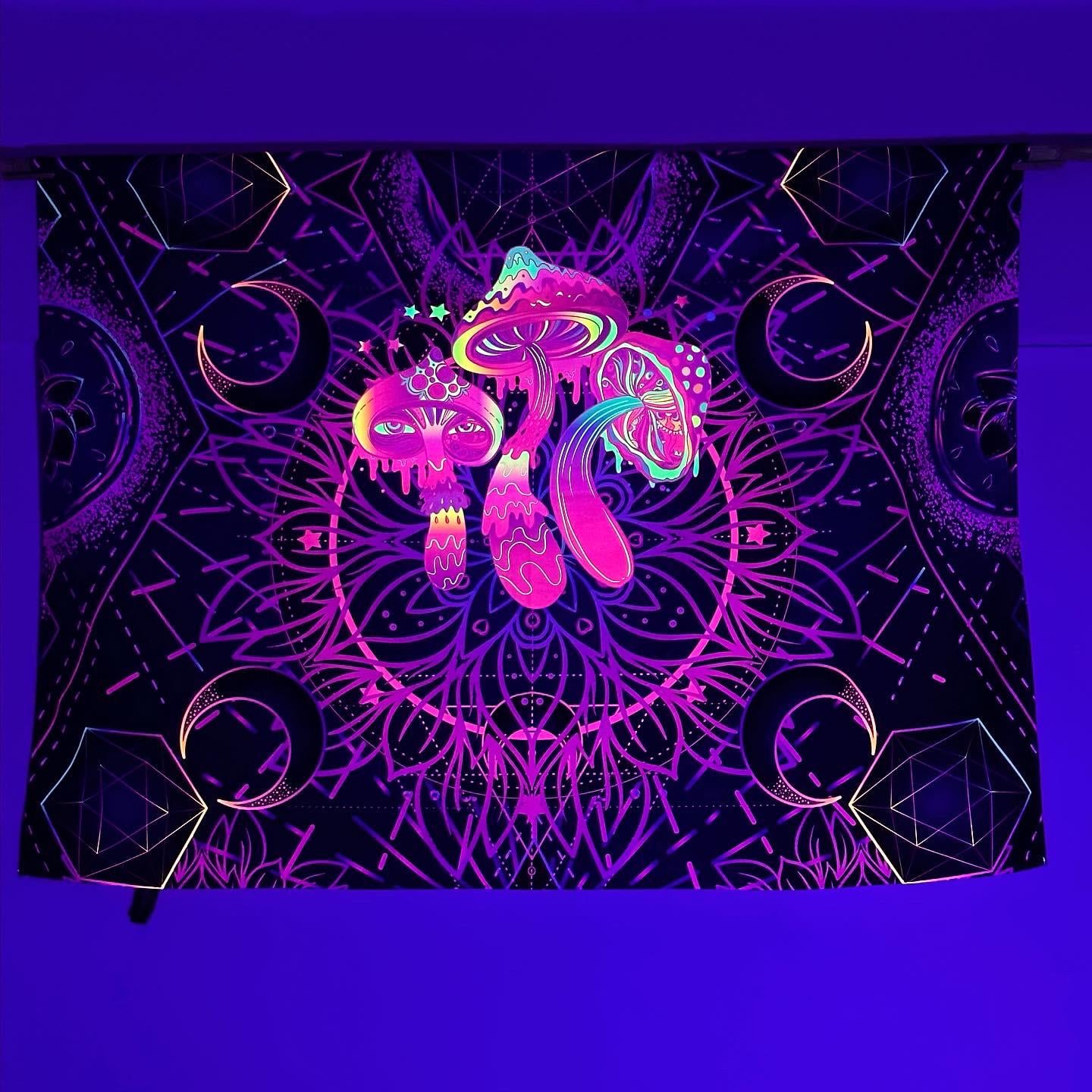 Magically Glowing Mushrooms / Neon Duvar Örtüsü Tapestry