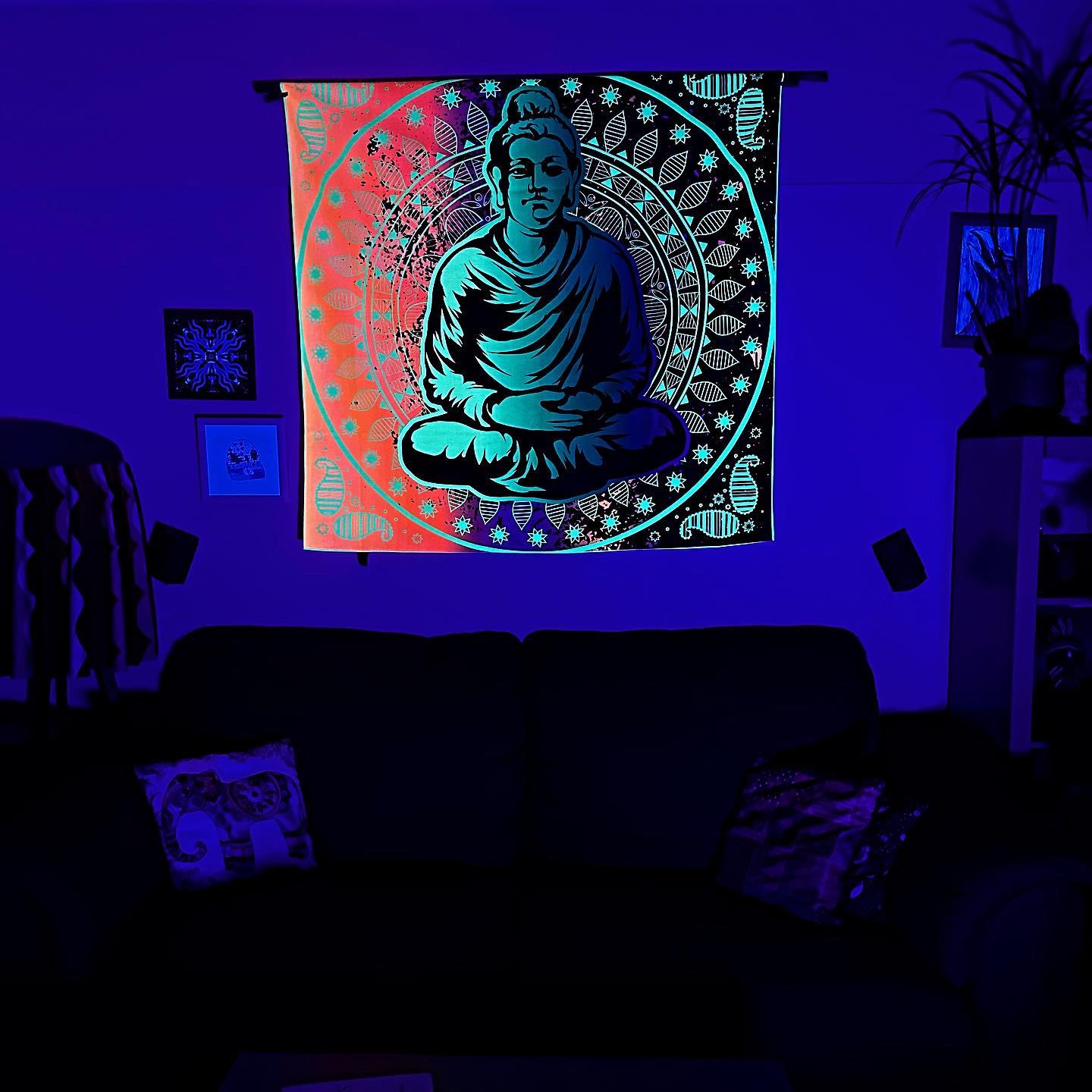 Buddha Illuminates the Darkness / Neon Duvar Örtüsü Tapestry