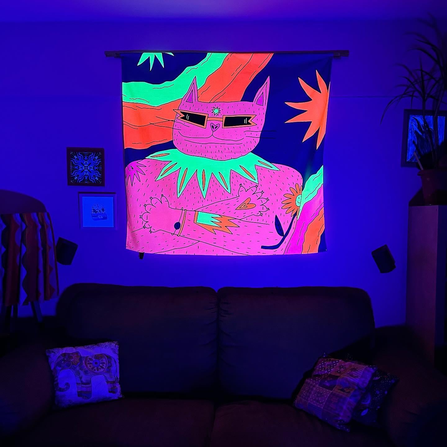 Glowing Paws / Neon Duvar Örtüsü Tapestry