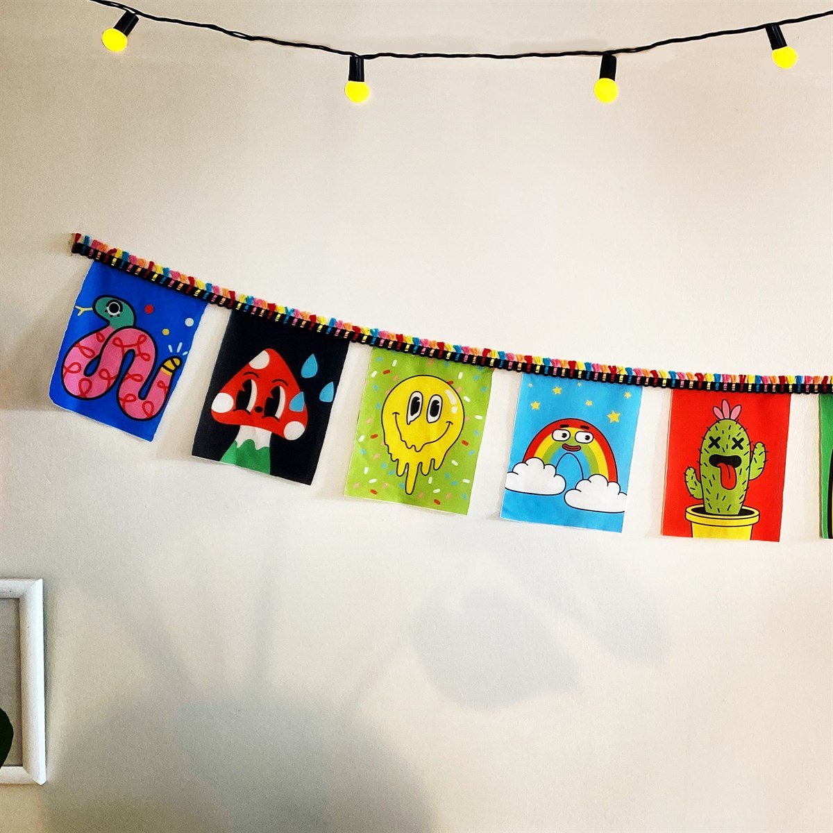 Psychedelic Pop Art Renkli Püsküllü Kumaş Bayraklar