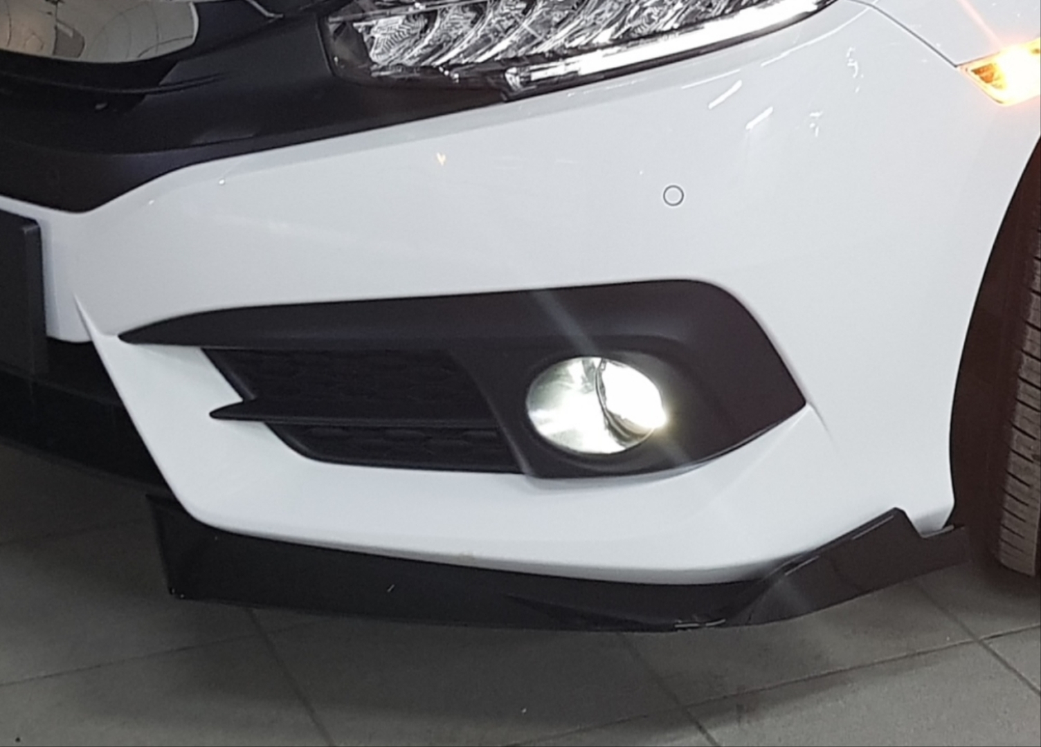 CIVIC FC5 2016-2020 IÇIN UYUMLU ÇIKINTILI ÖN FLAP PIANO BLACK DIZAYN B 