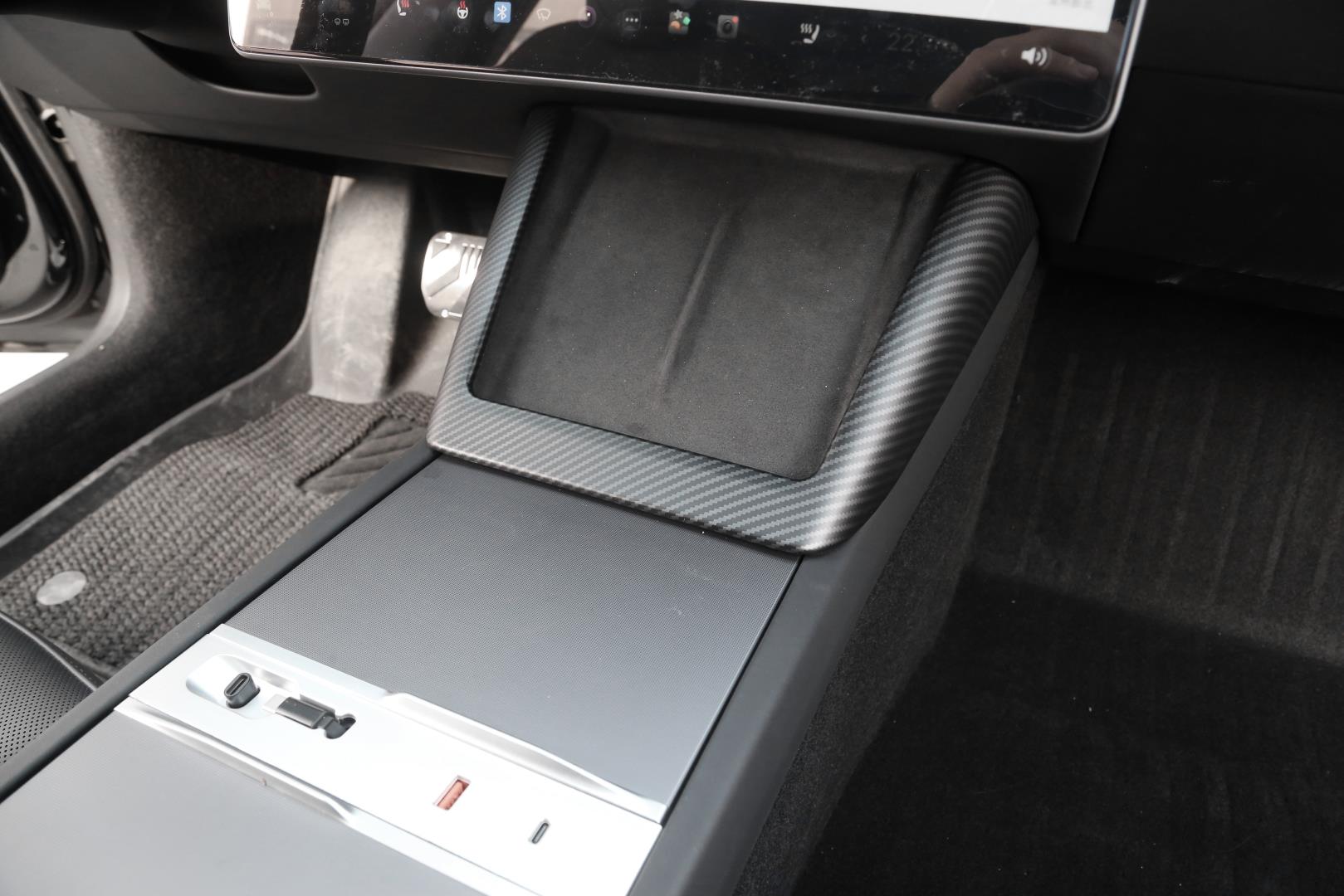2025+ MODEL Y (JUNIPER) IÇIN ORTA VITES KENAR KAPLAMA KARBON BOYA