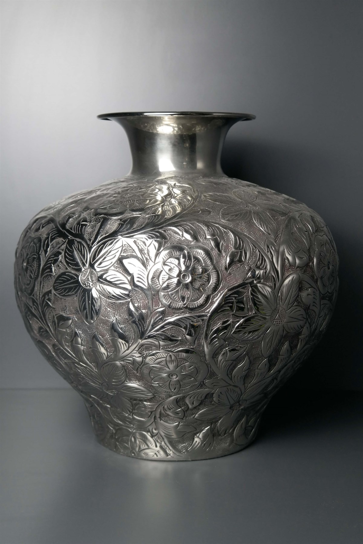 Gümüş Renk Çiçek Desenli Oval Tombul Dekoratif Metal Vazo 39 Cm Fiyatları |  Joy Home Accessories