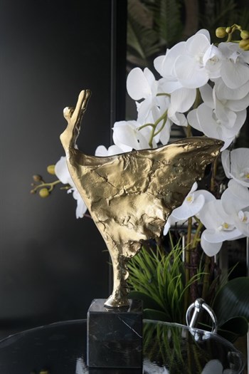 El Yapımı Dekoratif Obje Siyah Mermer Kaideli Gold Pirinç Metal Rüzgar Temalı Kız Dekoratif Obje