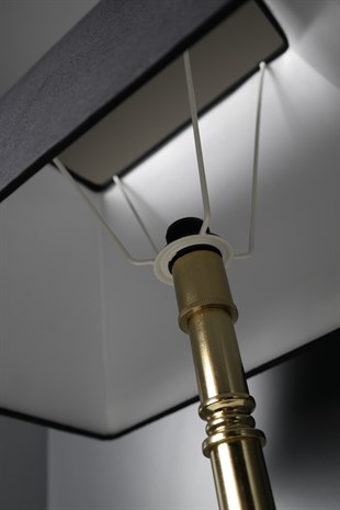 Gold Metal Gövde Kare Tabanlı Geometrik Başlıklı Abajur 68 Cm Dekoratif Ev Aksesuarları