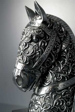 Gümüş At Detaylı Siyah Ahşap Kaideli Dekoratif Obje 32 Cm